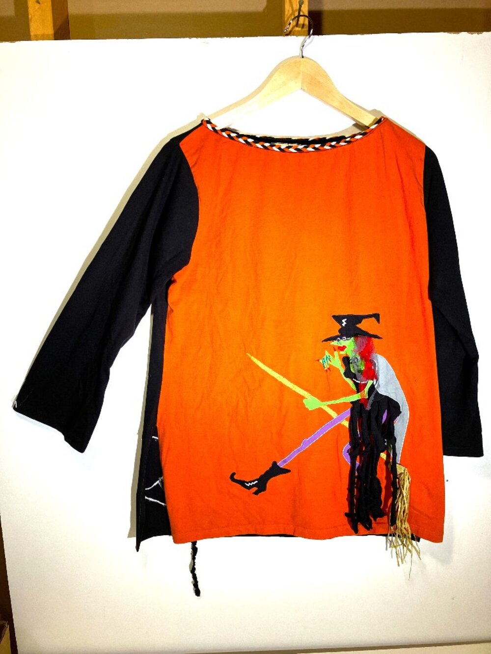 MICHAEL SIMON Halloween Top with Witch & Cat. Size M. Excellent preown.